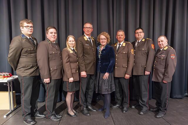 Landesfeuerwehr- und Bezirkskommandant Martin Boyer mit Soziallandesrätin Christine Teschl-Hofmeister und Landesfeuerwehrkommandant Dietmar Fahrafellner umgeben von den Feuerwehrkommandantinnen und Kommandanten des Bezirks. | Foto: BFK Krems / Manfred Wimmer