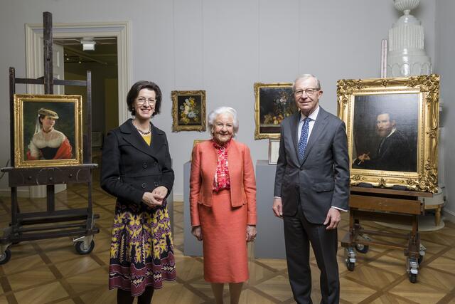 Andrea Stockhammer, Direktorin des DomQuartier Salzburg, Anna Szalay und Landeshauptmann Wilfried Haslauer mit den von Szalay geschenkten Werken des Porträtmalers Anton Einsle. | Foto: DQS/Leopold