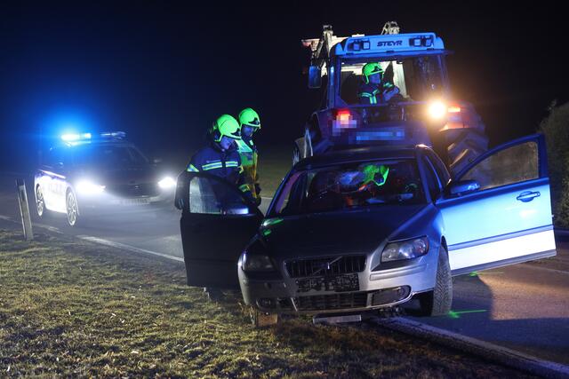 Der Wagen des 32-jährigen Alkolenkers landete nach der Irrfahrt an einem Zaun. | Foto: laumat.at