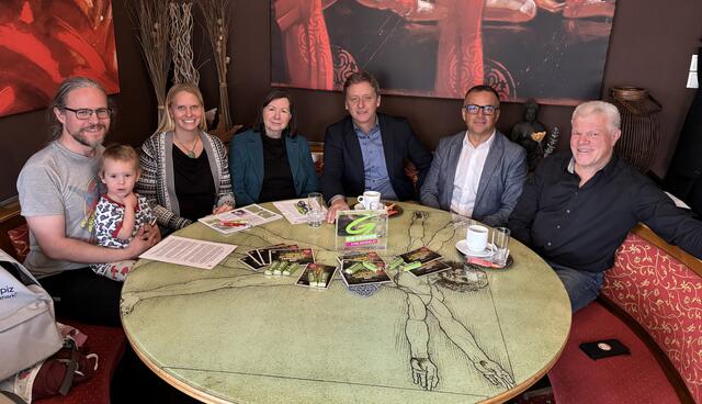 Bei der Pressekonferenz in Irdning (v. l. n. r.): Benjamin Mader-Bock (Admont), Gundula Uray (Irdning-Donnersbachtal), Gerlinde Köhler (Trieben), Lambert Schönleitner (Landtagsabgeordneter), Wolfgang Feldhammer (Bad Aussee) und Sepp Gruber (Liezen). | Foto: Nathalie Polz