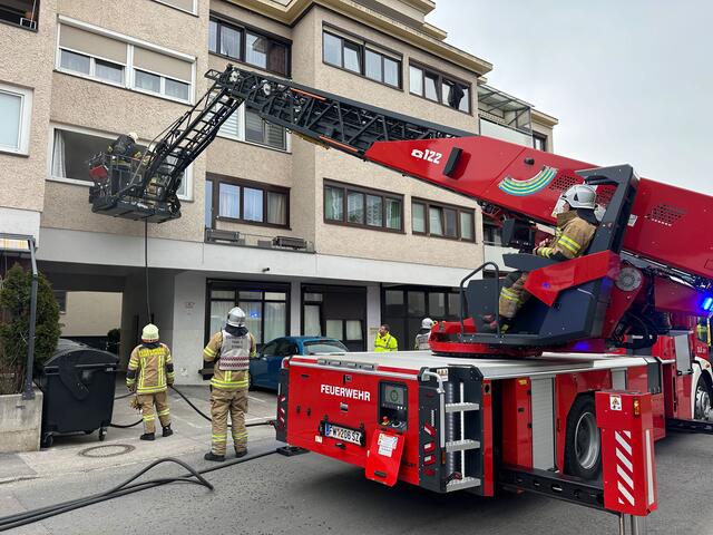 Die FF Schwaz verschaffte sich von außen Zutritt zu der Wohnung.  | Foto: ZOOM-Tirol
