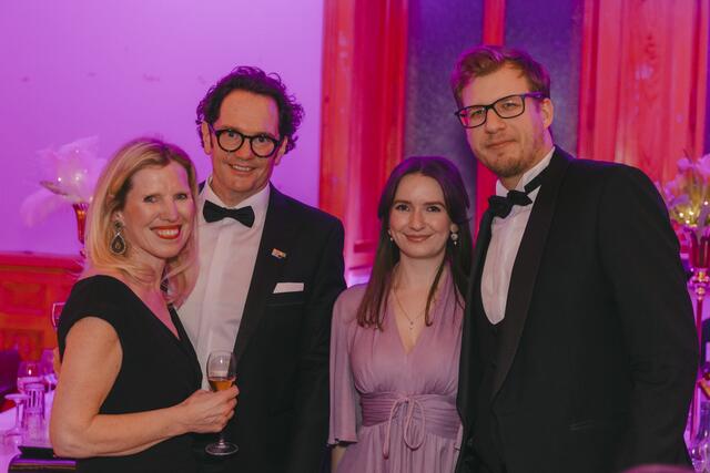 Auch Bezirksvorsteher Markus Reiter (Grüne, l.) nahm an dem Benefizball teil.  | Foto: Lukas Fuchs/Fuchs and Photos