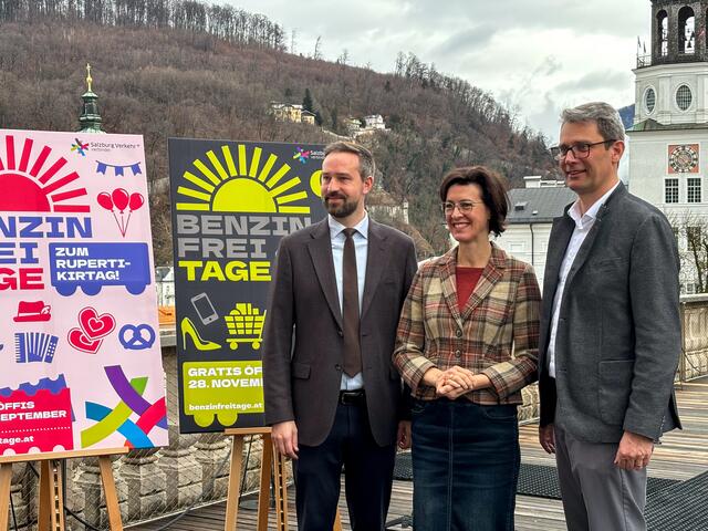 Die erfolgreiche Initiative der Benzinfrei-Tage geht in die nächste Runde. An zehn Tagen können alle Salzburgerinnen und Salzburger kostenlos mit den Öffis im ganzen Bundesland unterwegs sein. Im Bild: Landeshauptmann-Stellvertreter Stefan Schnöll, Andrea Stockhammer, Direktorin des
DomQuartiers, und Johannes Gfrerer, Geschäftsführer der Salzburger Verkehrsverbund GmbH. | Foto: Carmen Kurcz