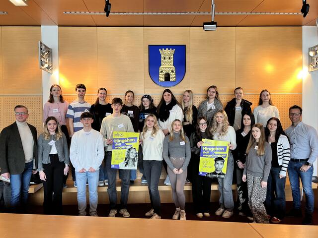 Bürgermeister Helmut Linhart und Stadtamtsdirektor Alexander Schwarz begleiteten 21 AHS-Schülerinnen und Schüler durch den Vormittag. | Foto: Schalk