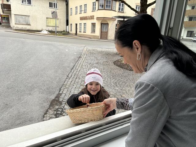 Jasmin Keller besuchte Bürgermeisterin Carmen Strigl-Petz an ihrem Bürofenster.