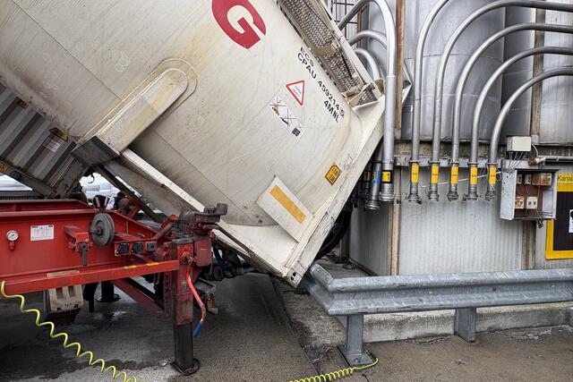 Das Silofahrzeug kollidierte mit dem Gebäude. | Foto: Freiwillige Feuerwehr Wiener Neudorf