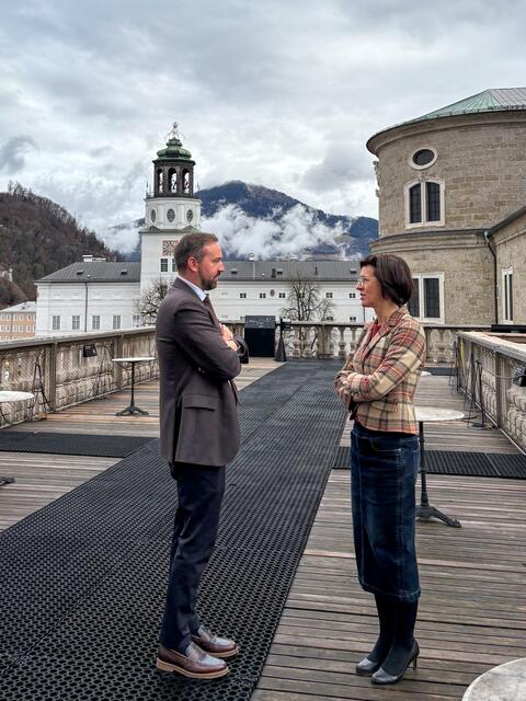 Andrea Stockhammer, Direktorin des DomQuartiers, freut sich über die Fortsetzung des Museumswochenendes im Rahmen der Aktion. Im Bild: Im Gespräch im Landeshauptmann-Stellverteter Stefan Schnöll | Foto: Carmen Kurcz