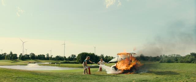 Szene des Films: selten geht es auch heiß im Spielfilm "Pfau" des Salzburgers Bernhard Wenger her, wie hier am Golfplatz. | Foto: NGF Geyrhalterfilm-CALA Film-Albin Wildner
