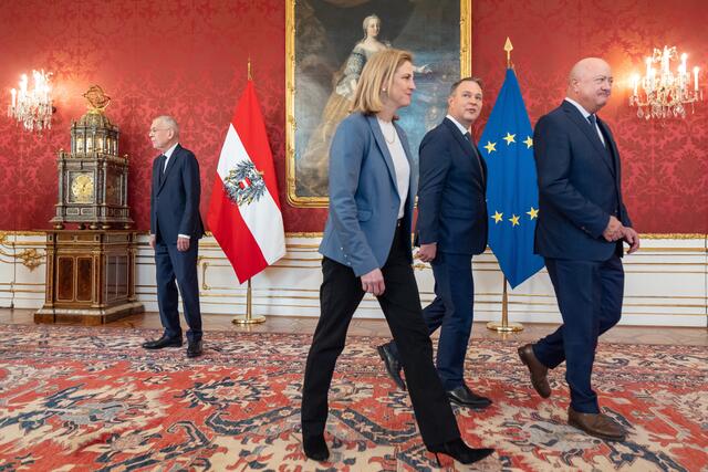 ÖVP-Chef Christian Stocker, SPÖ-Chef Andreas Babler und NEOS-Chefin Beate Meindl-Reisinger haben am Samstag bei einem Besuch in der Hofburg Bundespräsident Alexander Van der Bellen von ihrem gemeinsamen Regierungsvorhaben unterrichtet. | Foto: Helmut Graf / Heute / picturedesk.com