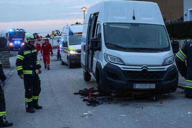 Der 31-jährige Linzer war unter seinem Lieferwagen eingeklemmt. | Foto: laumat/Matthias Lauber