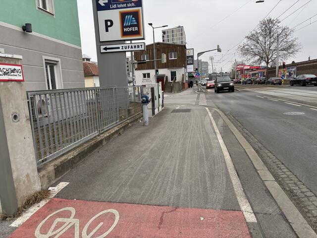 Die Ausfahrten entlang der Conrad-von-Hötzendorf-Straße sind rot markiert, um brenzligen Situationen vorzubeugen.  | Foto: MeinBezirk