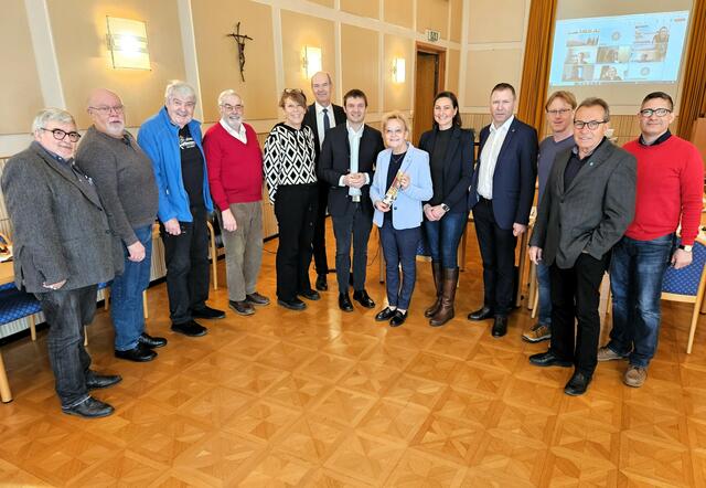 Im Laaer Rathaus trafen sich Obfrau-Stv. Thomas Häringer, Wilhelm Beck und Heinz Gspan aus Hainburg, Michaela Brinnich und Werner Oppitz aus Eggenburg, Michael Staribacher von der Dorf- und Stadterneuerung, GF Martin Ruhrhofer von der Dorf- und Stadterneuerung, Obfrau Helga Thenmayer, GR Heidi Schwungfeld Fass aus Laa, Bgm. Stefan Lang aus Retz, Thomas Dvorak aus Drosendorf, Martin Seidl aus Horn und Stadtamtsdirektor Reinhold Russ aus Laa. | Foto: Stadtgemeinde Laa