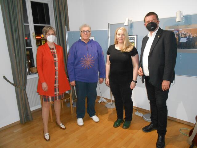 Bettina Bergauer, Buchautor Toni Salzer, Sängerin Nina Franner und Franz Spehn in der Zeit der Maskenpflicht, wobei nur die Künstler ausgenommen waren, wenn sie geimpft oder getestet waren. | Foto: Franz Spehn