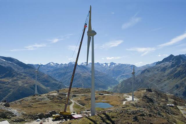 Bild 18: Bitte schaut hier genau hin! Wo findet man hier Bodenverbrauch über alle Maße hinaus? Wo sind hier die oft zitierten Transportautobahnen? Am Beispiel der ersten Windräder am Gütsch in Andermatt.  | Foto: © by Urserner Kraftwerke