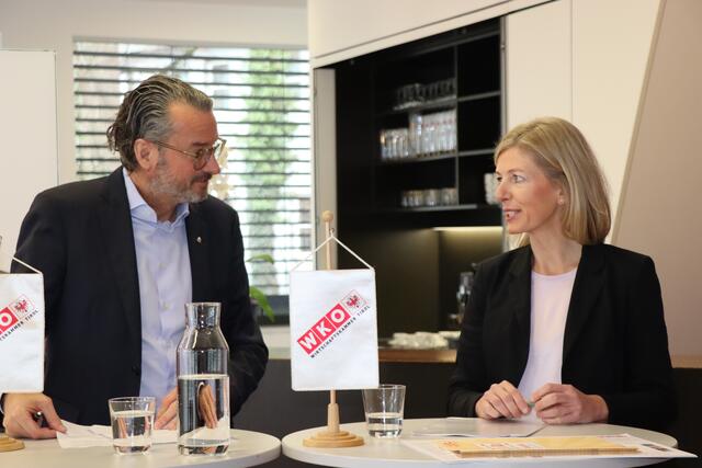 Manfred Hautz, WK-Bezirksobmann für Kufstein und Verena Weiler, Geschäftsführerin der Fachgruppe Energiehandel Tirol bei der Pressekonferenz.  | Foto: Nimpf
