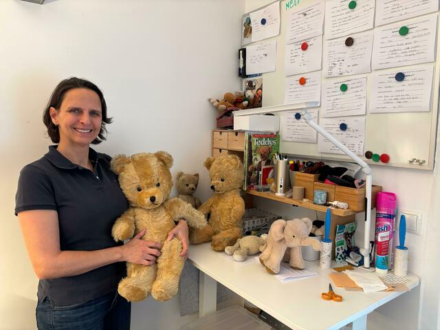 Teddy-Doktorin Sabine Billing arbeitet bei jedem ihrer kuscheligen Patienten mit viel Feingefühl. | Foto: Pia Rotter/MeinBezirk