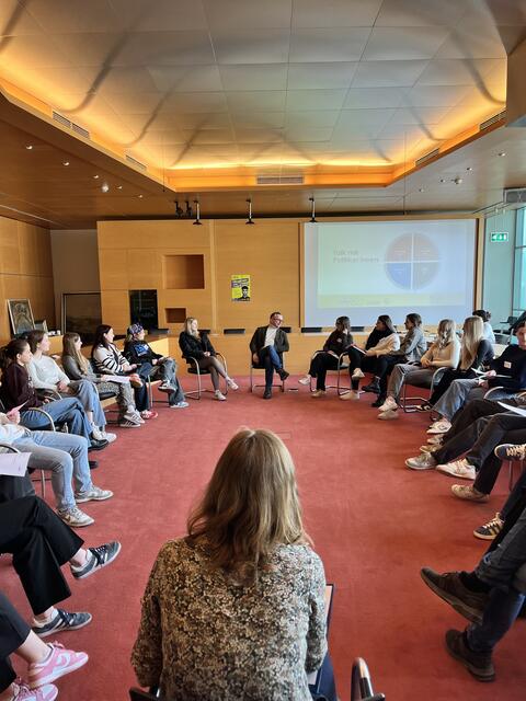 Bürgermeister Helmut Linhart stand den Jugendlichen Rede und Antwort. | Foto: Schalk