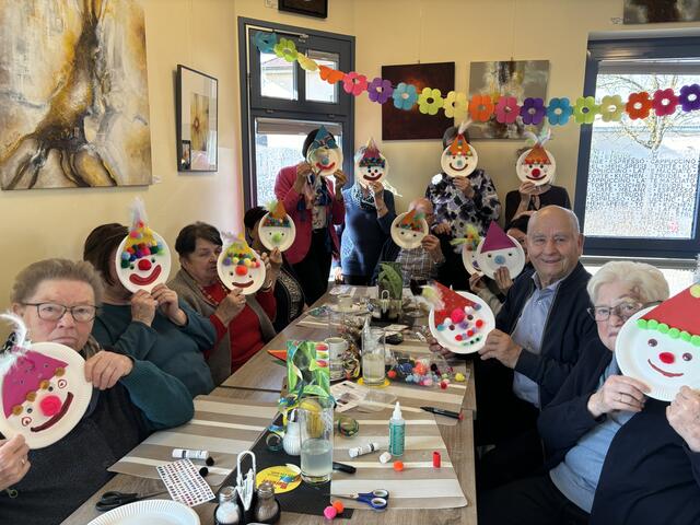 Zum Fasching passend wurden lustige Dekorationen gebastelt.  | Foto: Martina Schweller