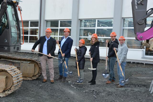 Bgm. Günter Resch, Vize-Bgm. Maximilian Koidl, Martina Strobl (Kindergartenleitung),  BM Therersa Vorderegger (HV BAU), Arch. Sebastian Mitterer, GV Andreas Hechenberger. | Foto: Gde. Jochberg