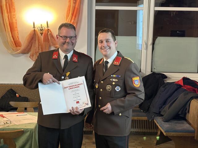 Stefan Götz nahm dankend seine Beförderung an. | Foto: FF Zwentendorf