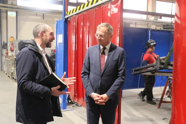 Ringer-Geschäftsführer Robert Traxl (l.) spricht mit Landeshauptmann Thomas Stelzer über Sorgen und Hoffnungen der Baubranche. | Foto: Rabl
