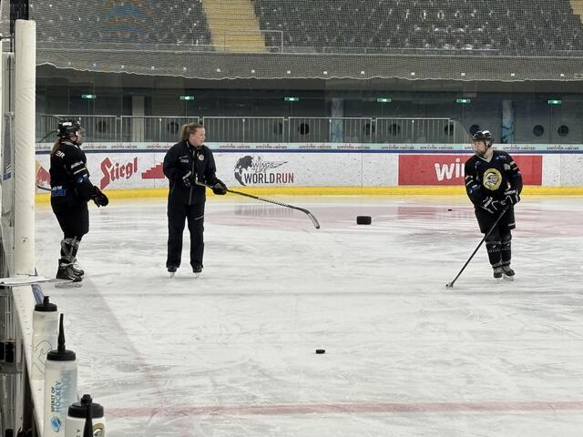 Verworner, die selbst 19 Jahre lang Eishockey spielte, 15 Jahre lang trug sie das Trikot des Frauen-Nationalteams, erklärt ihren Spielerinnen eine Übung. | Foto: Schrofner