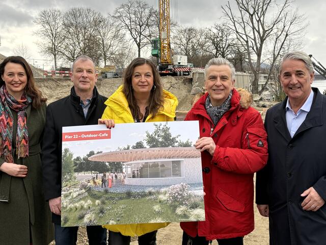 Vertreterinnen und Vertreter der Bezirks- und Stadtpolitik besuchten die Baustelle am Pier 22 und stellten die neuen Gastroangebote vor. Am Bild (v.l.): Neos Stadtentwicklungssprecherin Selma Arapovic; Bezirksvize Karl Gasta (SPÖ), Planungsstadträtin Ulli Sima (SPÖ), Josef Taucher (SPÖ) und Bezirksvorsteher Ernst Nevrivy (SPÖ).  | Foto: Michael Marbacher/MeinBezirk