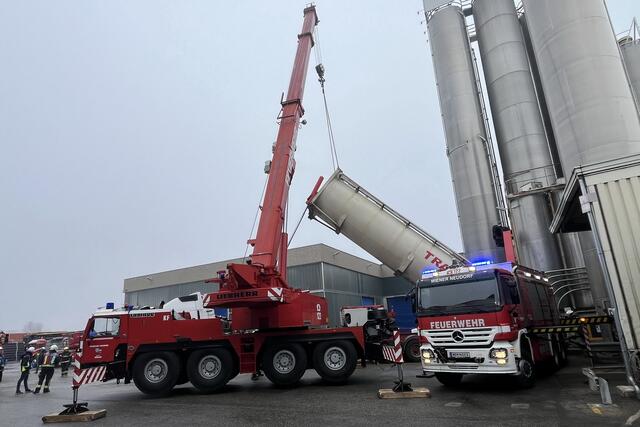 Auch der Kranwagen kam zum Einsatz. | Foto: Freiwillige Feuerwehr Wiener Neudorf