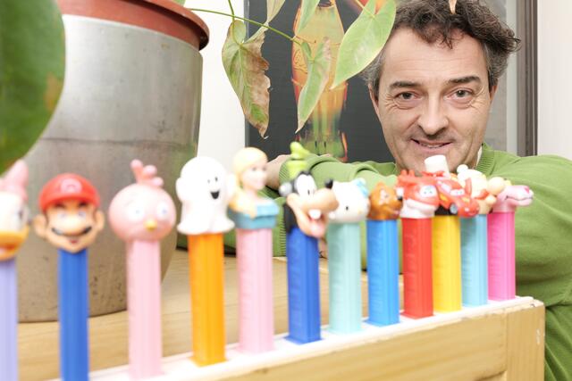 Jochen Bous hinter einer Auswahl seiner PEZ-Spender im Rathaus. | Foto: Santrucek