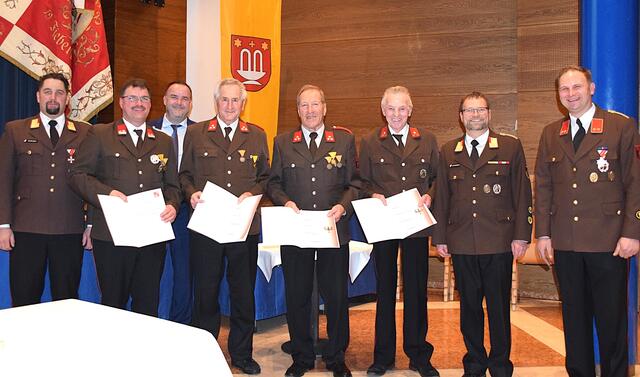 Ehrungen mit Bezirks-Kommandant-Stellvertreter Sebastian Grandner, Günther Ellmauer (40 Jahre), Bürgermeister Walter Astner, Rupert Eder (60 Jahre), Josef Foidl (60 Jahre), Stefan Haselsberger (60 Jahre), Kommandant Hannes Harasser, Kommandant-Stellvertreter Mathias Payr.  | Foto: Roswitha Wörgötter
