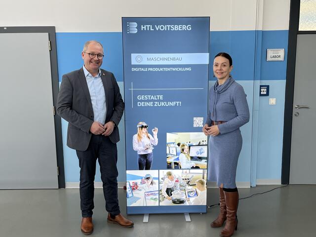 Bgm. Bernd Osprian und HTL-Direktorin Alexandra Marchler, die in ihrer Schule als Gastgeberin der FH Studenten fungiert. | Foto: Stadtgemeinde Voitsberg
