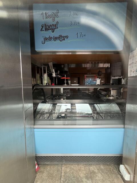 Bald könnte das Eiscafé wieder öffnen, die Grätzlbewohnerinnen- und Bewohner müssen hoffen, dass sich davor eine Pächterin oder ein Pächter findet. | Foto: Nathanael Peterlini