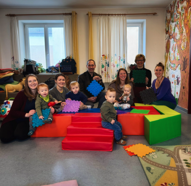 Fröhliche Gesichter beim Eltern-Kind-Treffpunkt in Bad Wimsbach-Neydharting. (v. r.) Eva Weingartmair, Monika Neudorfer, Michaela Forthofer, Erwin Stürzlinger haben die neue Matten für einen „Indoor-Barfuß-Weg“ ausprobiert. | Foto: Neudorfer