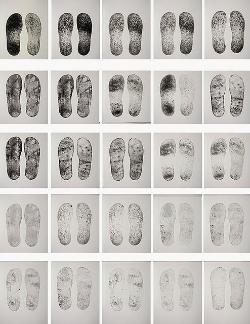 Karo Rihas "Schuhabdrücke". | Foto: Galerie Blaugelb Zwettl