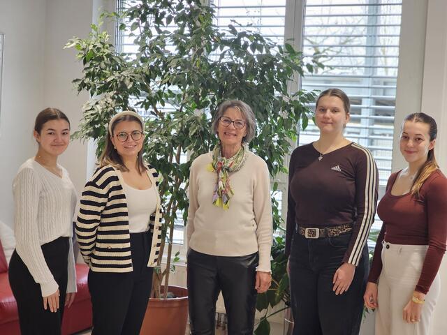 Helga Krückl mit Schülerinnen der 5AHL und 5BHL. | Foto: HLW Perg