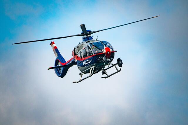 Einsatz nahe des Brunnkogels: Wegen des schlechten Wetters konnte der Hubschrauber die Frauen jedoch nicht direkt erreichen.  | Foto: FOTOKERSCHI.AT / KERSCHBAUMMAYR (Symbolfoto)