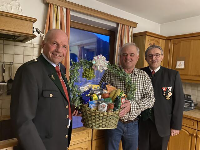 Foto von links: Obmann-Stv. Franz Feiel, Jubilar Sepp Rauter, Obmann Herbert Schilcher | Foto: Kameradschaft Ramingstein