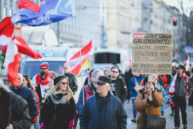 Während es in den Koalitionsgesprächen von ÖVP, SPÖ und Neos im zweiten Versuch doch zu einer Einigung diese Woche kam, protestieren Gegner der Dreierkoalition gegen diese und fordern rasche Neuwahlen. (Archiv) | Foto: Max Slovencik / EXPA / picturedesk.com