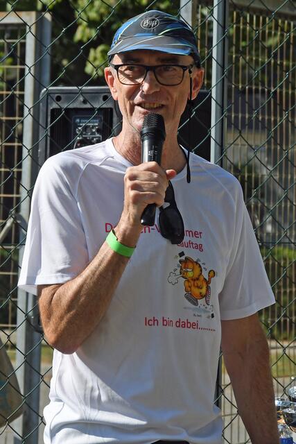 Günter Pauser als Sprecher beim Lauftag 2021. Alle Mitarbeiter und Mitarbeiterinnen und Sportler und Sportlerinnen mussten einen 3G-Nachweis erbringen und bekamen ein grünes Armband. | Foto: Günter Pauser