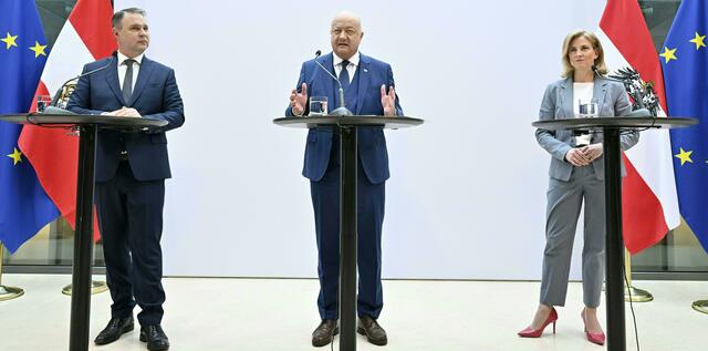 Einigkeit herrschte bereits bei (v. l.) Andreas Babler (SPÖ), Christian Stocker (ÖVP) und Beate Meinl-Reisinger (Neos) über ein Regierungsprogramm. Jetzt wurden auch die Ministerposten vergeben. | Foto: HANS KLAUS TECHT / APA / picturedesk.com
