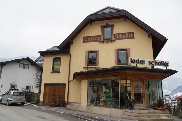 Die Werkstatt und das Geschäft "Leder Schaller" befinden sich seit jeher in diesem Gebäude in St. Johann. | Foto: Nicole Hettegger