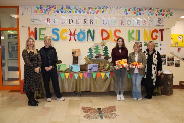 Sandra Huber (Stellvertretende Kindergartenleiterin), Petra Holl (Amtsleiterin der Marktgemeinde Oberalm), Sarah Wallner  (3-D Artist), Eva Klotz (2D Künstlerin/ Concept -Artist) und Nikola Neukamp (Leiterin der Elementaren- Bildungs- und Betreuungseinrichtung Oberalm). | Foto: Kindergarten Oberalm