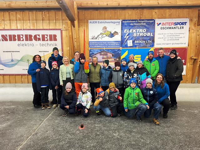 Die Schüler U12 Bezirksmeisterschaftsteilnehmer/innen mit Ehrengast, Frau Landtagsabgeordnete, Claudia Hagsteiner und allen Betreuer/innen sowie mit den Offiziellen.