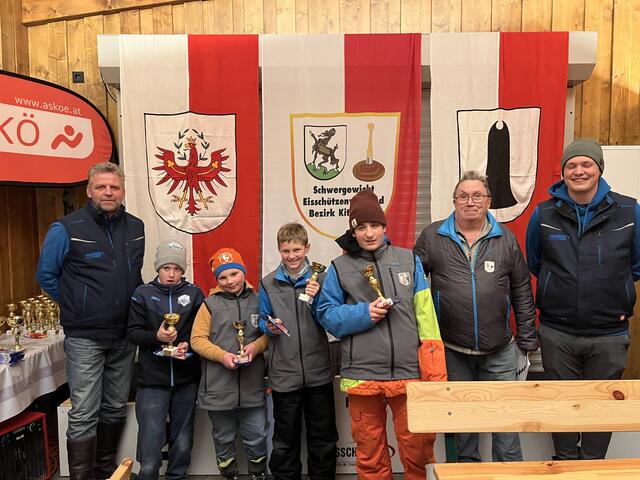 Die Gr.4. Mattheo Hanser und Fabian Endstrasser, Gr. 3.  Phillip Hanser und Raphael Zingerle, mit den Gratulanten Rupert Straßer, Andi Aberger und Lukas Schipflinger.