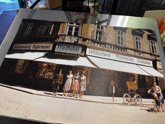 Seit 88 Jahren prägt der ikonische Buchladen Friedhuber das Bild der Welser Innenstadt, wie auf dem Bild aus den 60ern zu sehen ist. Damit ist jetzt Schluss, denn Inhaber Cordelio Malavasi tritt seine Pension an. | Foto: MeinBezirk/Braun