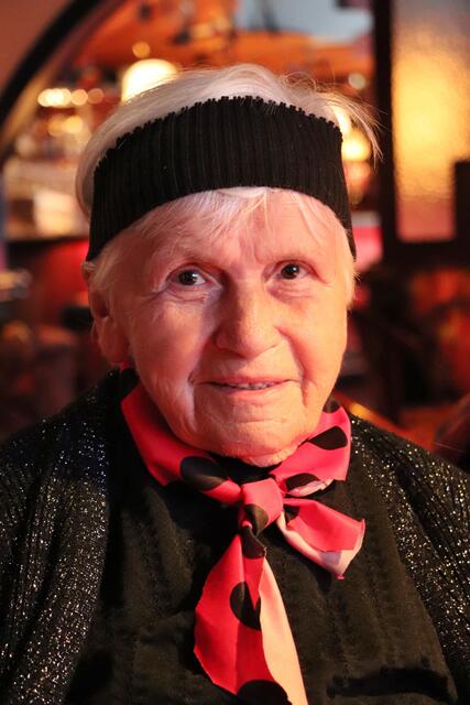 Heimatdichterin Adolfine Klapsch (86) tanzt leidenschaftlich gern, vom Boarischen bis zum Twist. Die Zwaringerin hat elf Kinder großgezogen, da blieb in der Jugend für die Tanzbegeisterung kaum Zeit. Bei der Senioren-Tanzparty trug sie ein Gedicht aus eigener Feder vor, in dem sie humorvoll auf tagesaktuelle Themen Bezug nahm.  | Foto: Edith Ertl