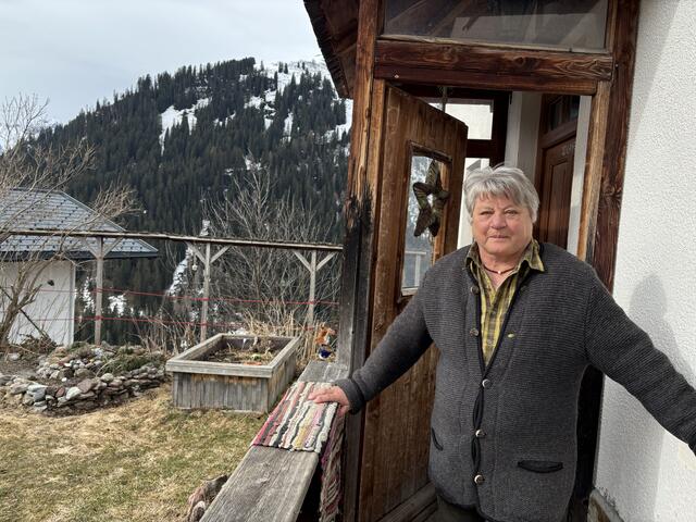 1988 erwarb Veronika Walch das alte Widum und baute es für ihre Wohnbedürfnisse um. Seither lebt sie hier. Links im Bild erkennt man das Gemeindeamt, hier arbeitete sie von 1978 bis 2016. | Foto: Reichel