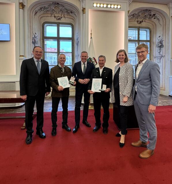 Waren beim Festakt anwesend: Georg Bliem (Geschäftsführer Planai), Christian Peer (Betriebsleiter Galsterberg), Landeshauptmann Mario Kunasek, Bernhard Schupfer (Pistenchef Planai), Landesrätin Barbara Eibinger-Miedl, Peter Weichbold (Prokurist Planai). | Foto: Lorenz Wedl