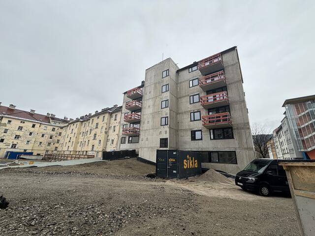 Das Projekt „Zukunft Wohnen" in Pradl nimmt Form an. Bei der Firstfeier am 26. Februar wurde auf den Baufortschritt angestoßen.  | Foto: Meinbezirk/mo