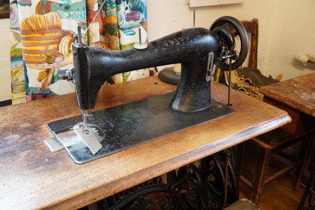 Die 123 Jahre alte Stickmaschine leistet immer noch treuen Dienst. | Foto: Nicole Hettegger